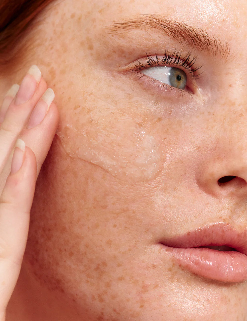 Wat is het verschil tussen een exfoliant, peeling en scrub?