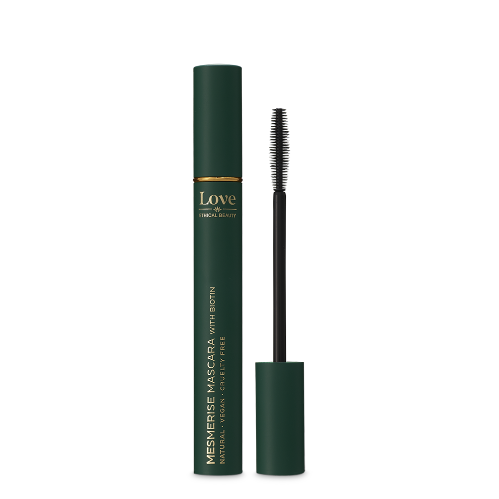 Open Mesmerise Mascara with Biotin van Love Ethical Beauty met zichtbaar zwart borsteltje naast huls op witte achtergrond